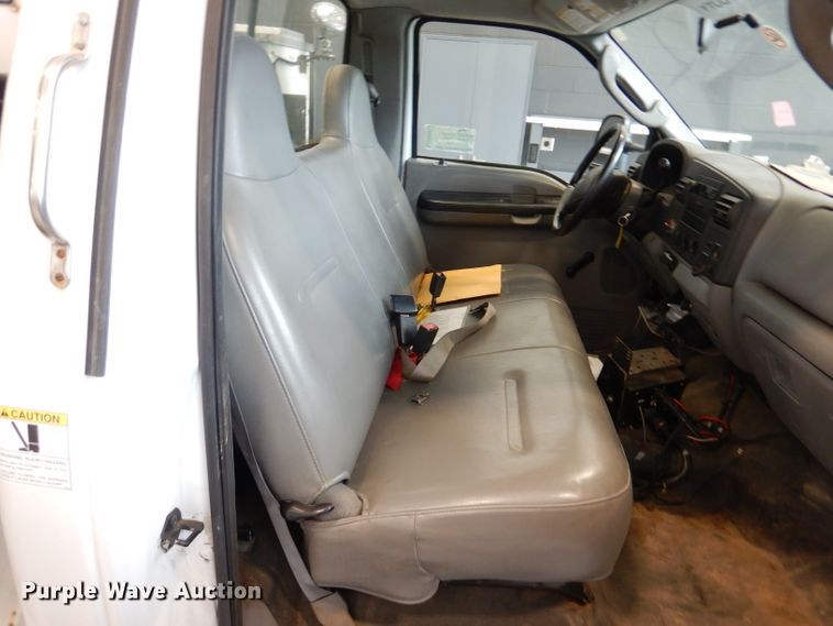 image for item DM0014 2006 Ford F550 XL  bucket truck