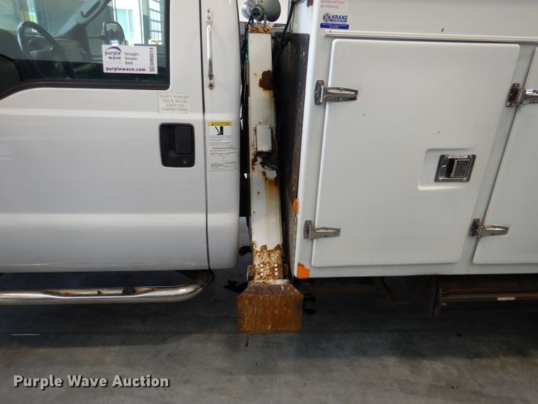 image for item DM0014 2006 Ford F550 XL  bucket truck