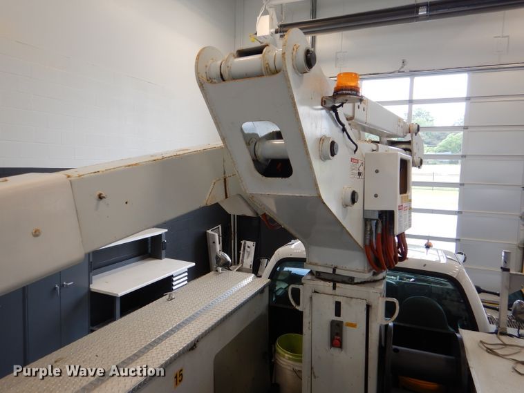 image for item DM0014 2006 Ford F550 XL  bucket truck