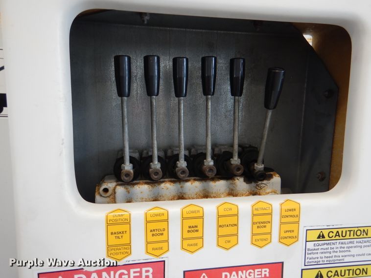 image for item DM0014 2006 Ford F550 XL  bucket truck