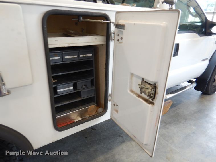 image for item DM0014 2006 Ford F550 XL  bucket truck