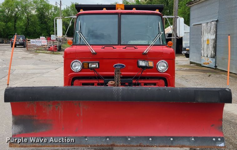 image for item DN5657 1989 Ford C8000  dump truck