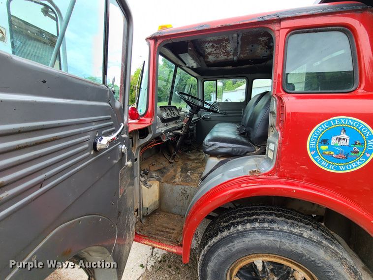 image for item DN5657 1989 Ford C8000  dump truck