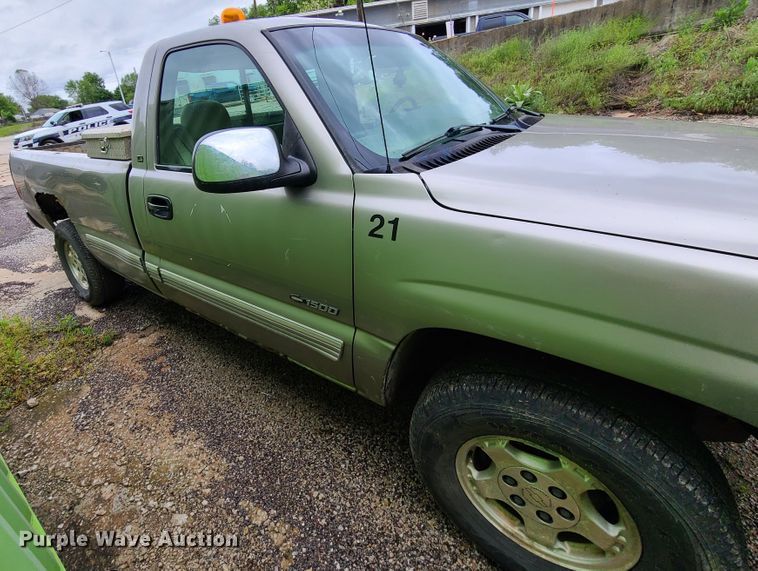 image for item DN5663 2002  Chevrolet Silverado 1500  pickup truck