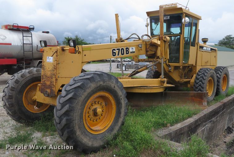 image for item DN5909 1987 John Deere 670B  motor grader