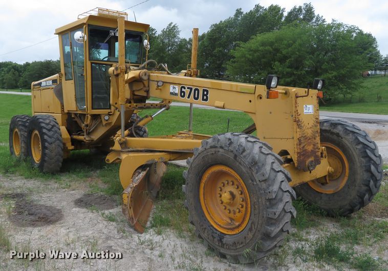image for item DN5909 1987 John Deere 670B  motor grader