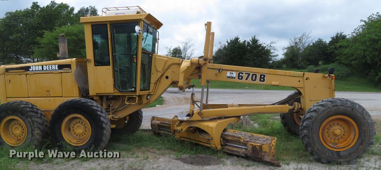 image for item DN5909 1987 John Deere 670B  motor grader