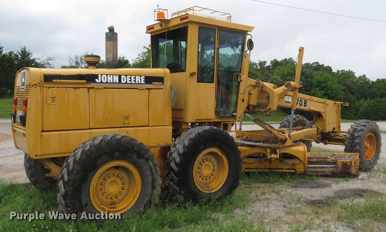 image for item DN5909 1987 John Deere 670B  motor grader