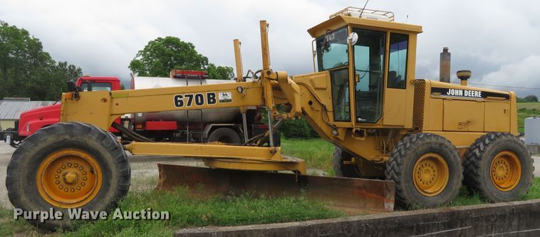 image for item DN5909 1987 John Deere 670B  motor grader