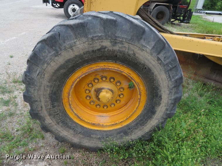 image for item DN5909 1987 John Deere 670B  motor grader