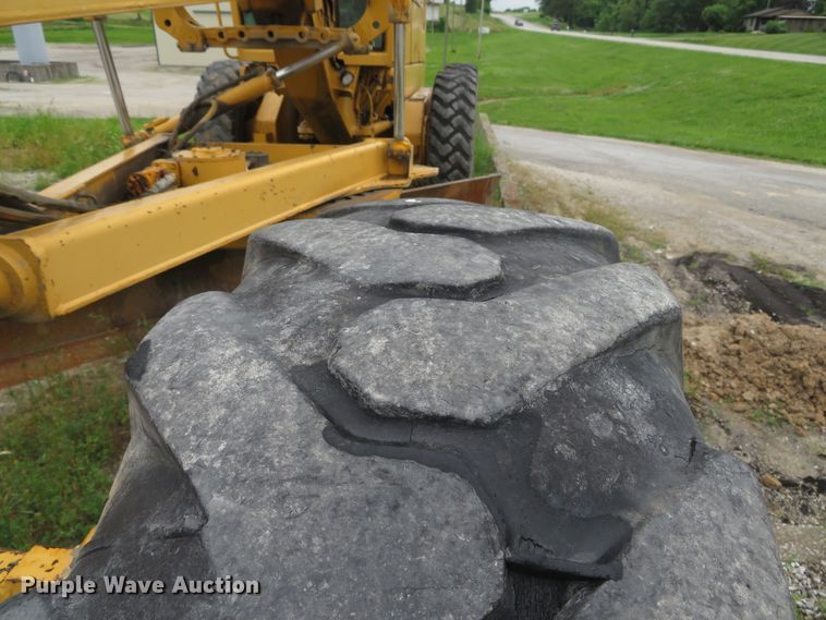 image for item DN5909 1987 John Deere 670B  motor grader