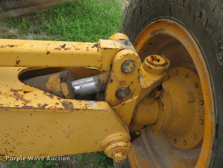image for item DN5909 1987 John Deere 670B  motor grader