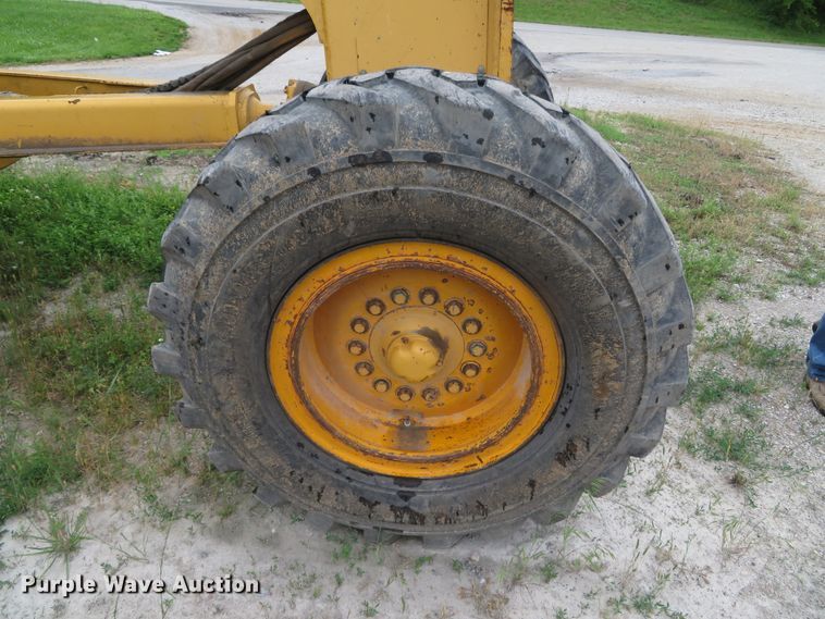 image for item DN5909 1987 John Deere 670B  motor grader