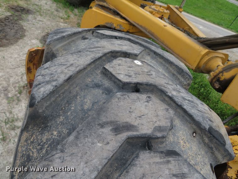 image for item DN5909 1987 John Deere 670B  motor grader