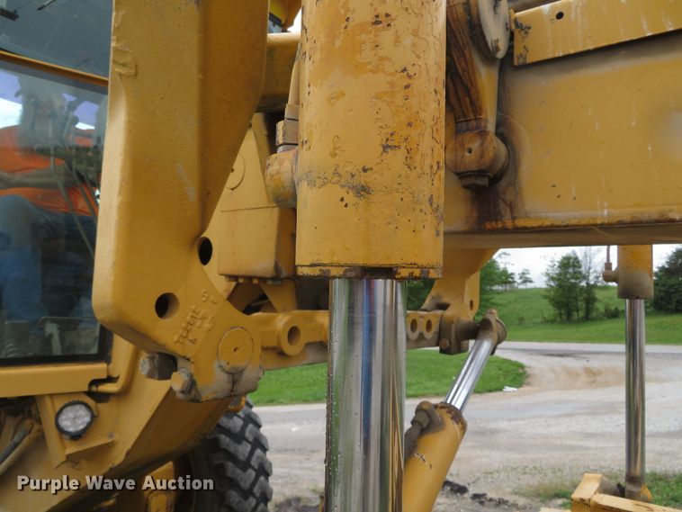 image for item DN5909 1987 John Deere 670B  motor grader