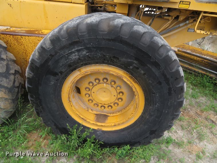 image for item DN5909 1987 John Deere 670B  motor grader