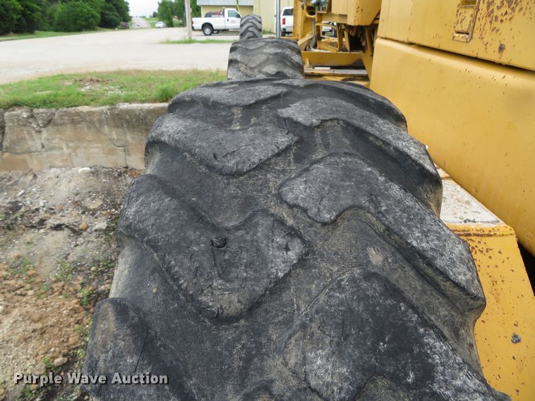 image for item DN5909 1987 John Deere 670B  motor grader