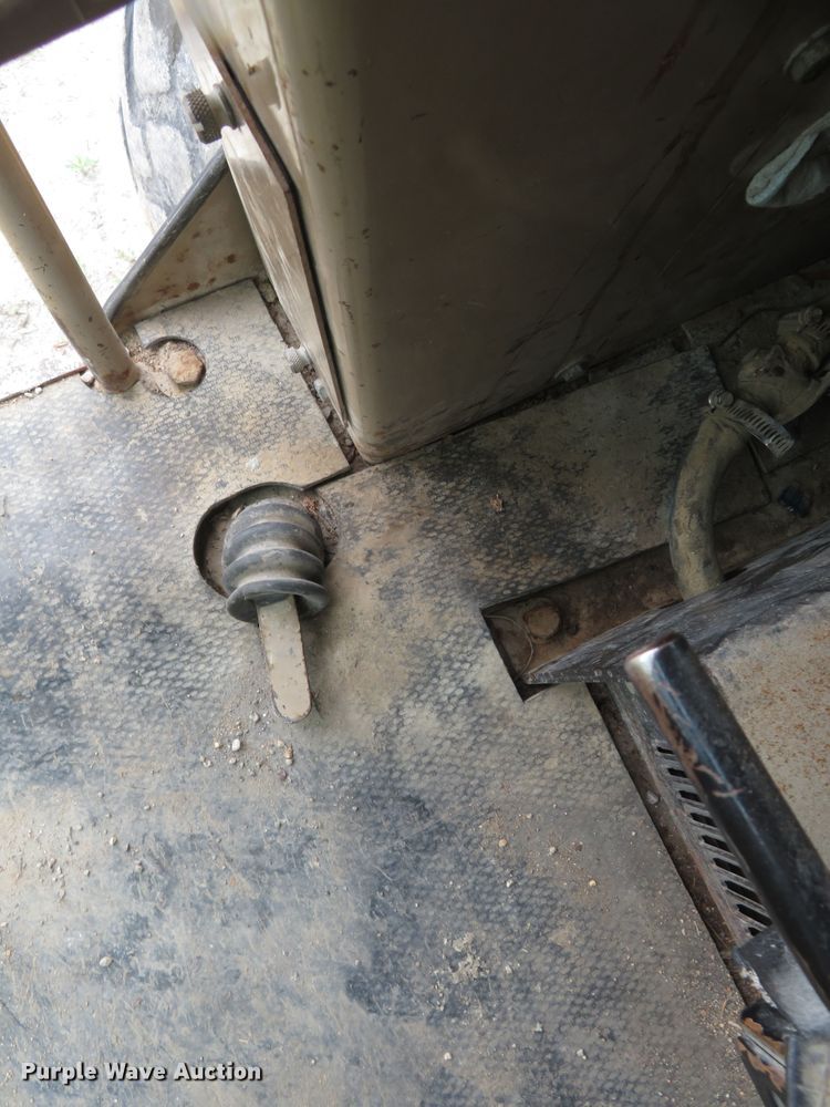 image for item DN5909 1987 John Deere 670B  motor grader