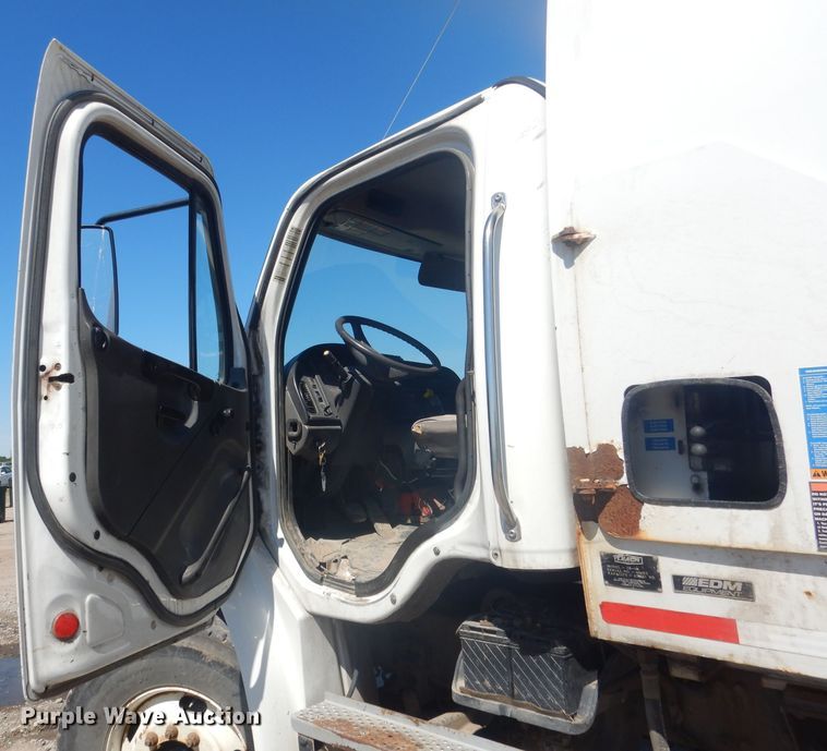 image for item FI9110 2005 Freightliner M2  refuse truck