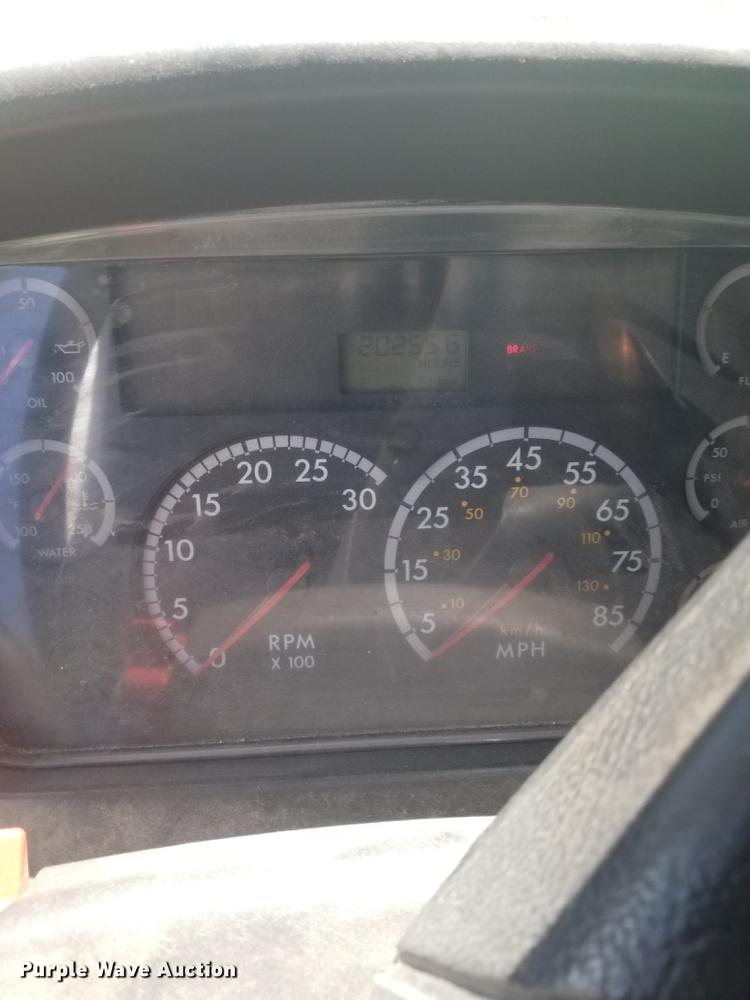 image for item FI9110 2005 Freightliner M2  refuse truck