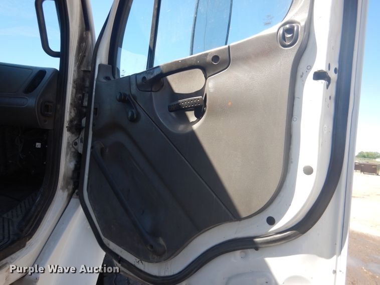 image for item FI9110 2005 Freightliner M2  refuse truck