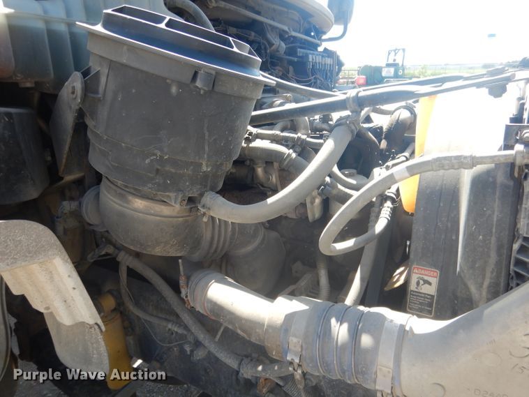 image for item FI9110 2005 Freightliner M2  refuse truck