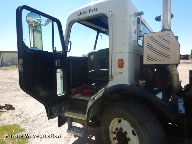 image for item FI9111 2011 Peterbilt 320  refuse truck