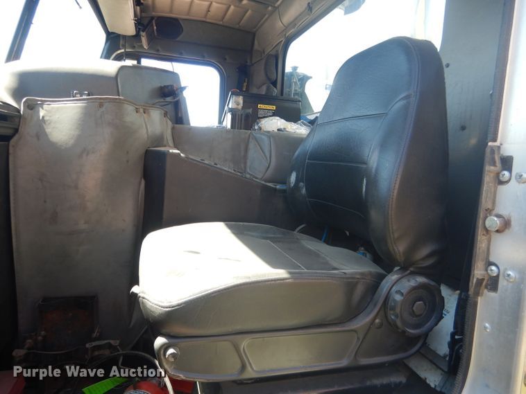 image for item FI9111 2011 Peterbilt 320  refuse truck