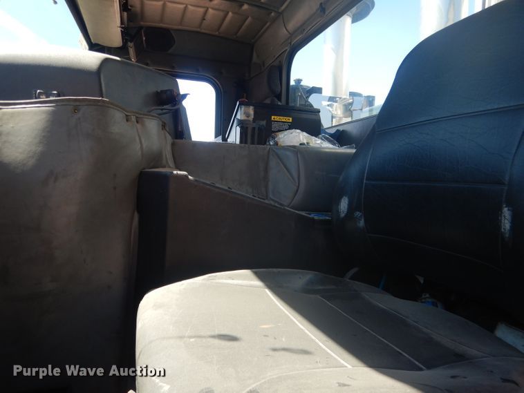 image for item FI9111 2011 Peterbilt 320  refuse truck