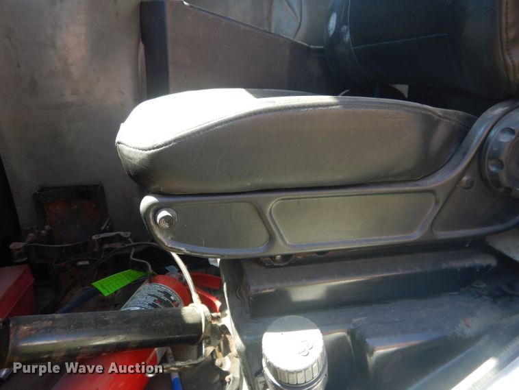 image for item FI9111 2011 Peterbilt 320  refuse truck