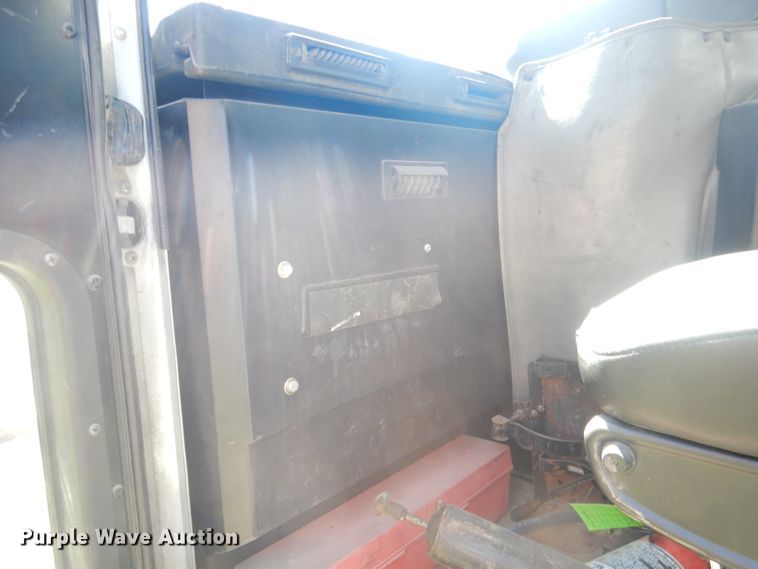 image for item FI9111 2011 Peterbilt 320  refuse truck