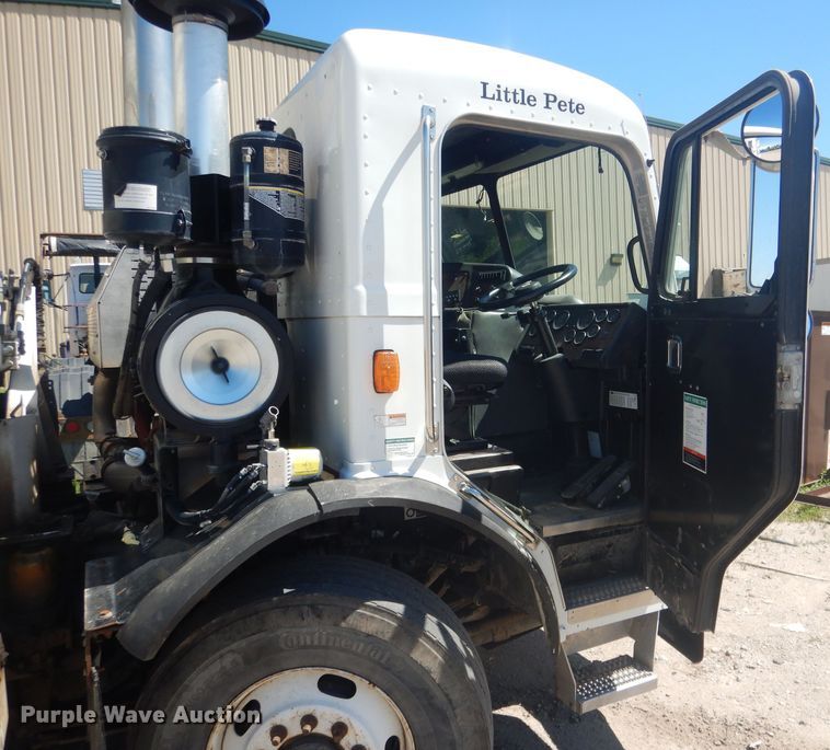 image for item FI9111 2011 Peterbilt 320  refuse truck