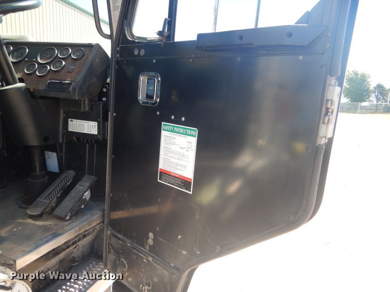 image for item FI9111 2011 Peterbilt 320  refuse truck