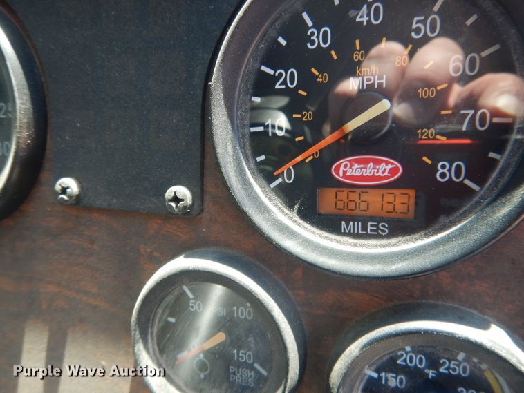 image for item FI9111 2011 Peterbilt 320  refuse truck