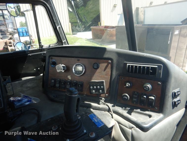 image for item FI9111 2011 Peterbilt 320  refuse truck