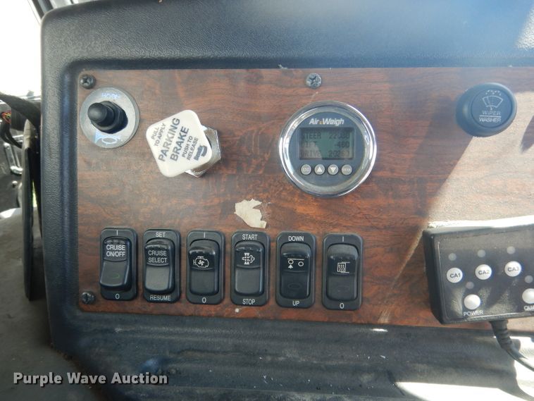 image for item FI9111 2011 Peterbilt 320  refuse truck