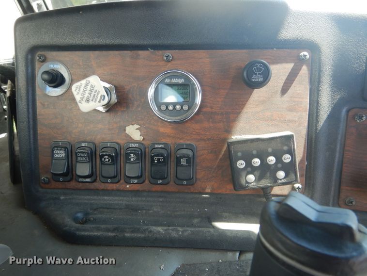 image for item FI9111 2011 Peterbilt 320  refuse truck