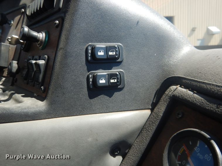 image for item FI9111 2011 Peterbilt 320  refuse truck