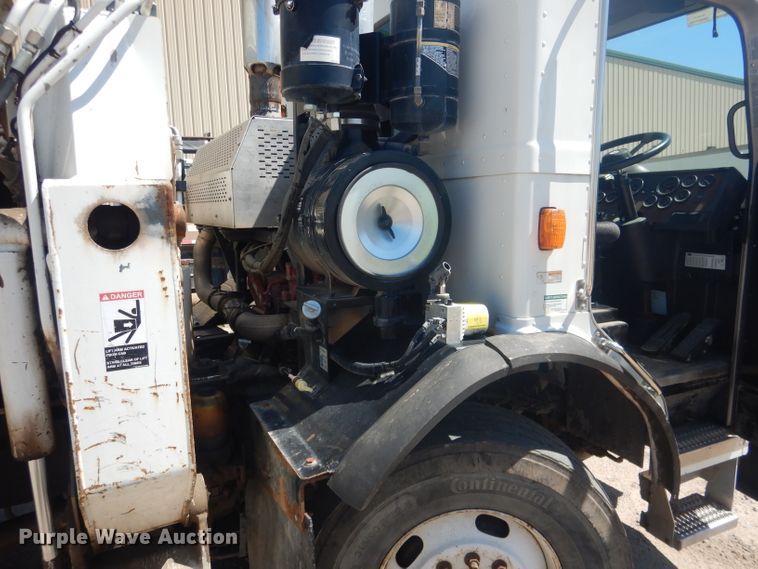 image for item FI9111 2011 Peterbilt 320  refuse truck