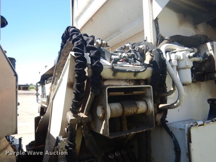 image for item FI9111 2011 Peterbilt 320  refuse truck