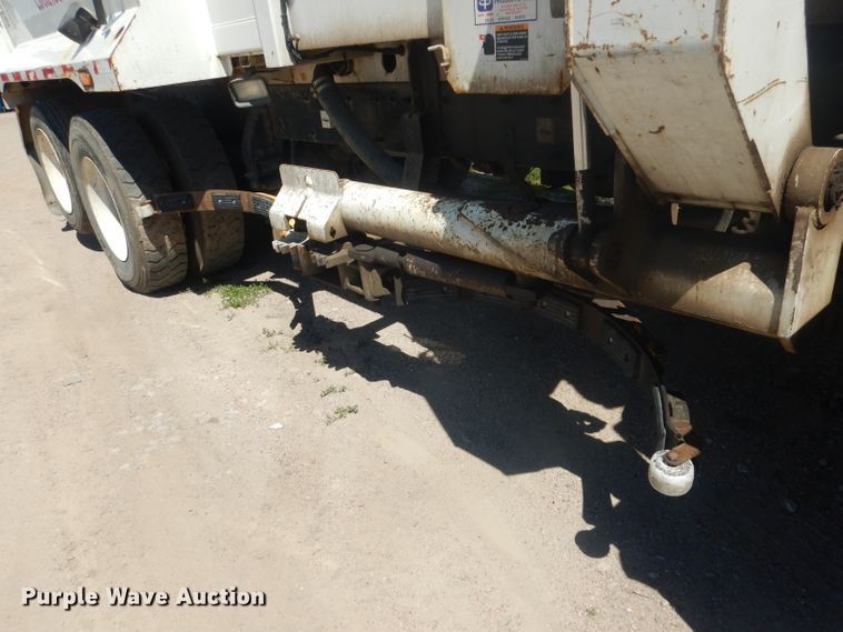 image for item FI9111 2011 Peterbilt 320  refuse truck