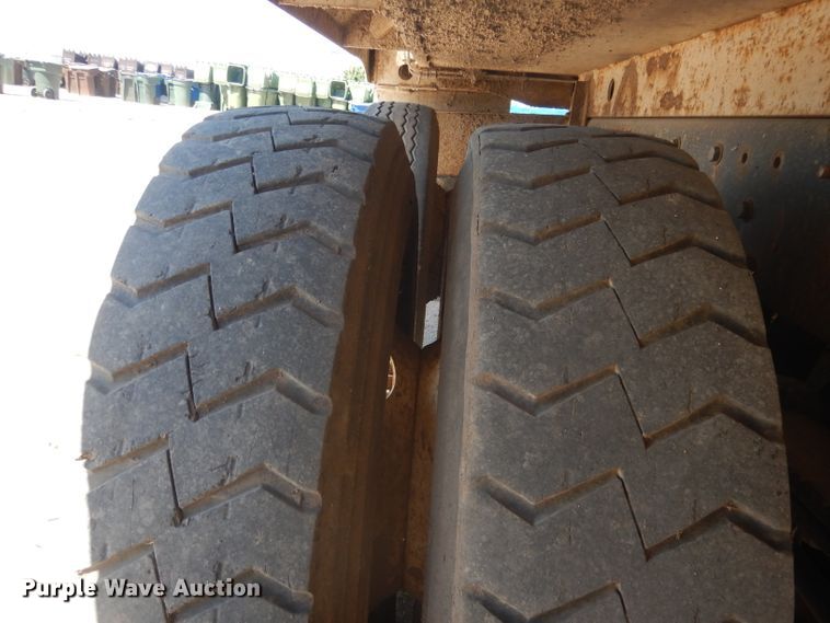 image for item FI9111 2011 Peterbilt 320  refuse truck