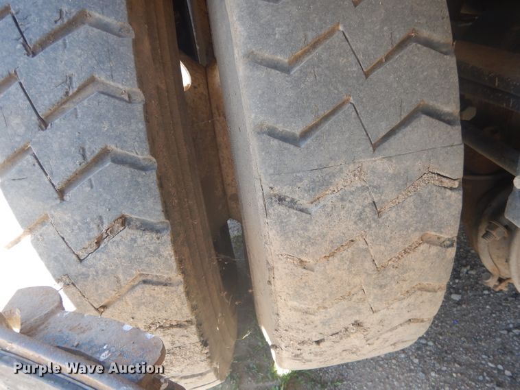 image for item FI9111 2011 Peterbilt 320  refuse truck