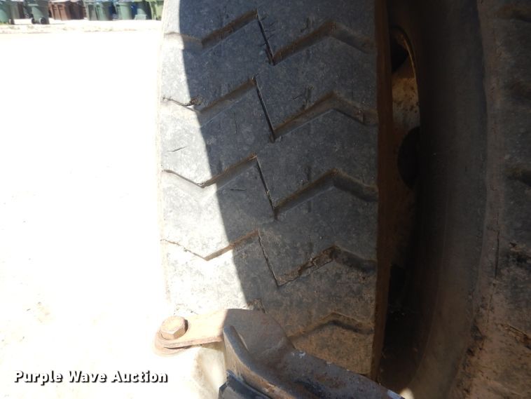 image for item FI9111 2011 Peterbilt 320  refuse truck