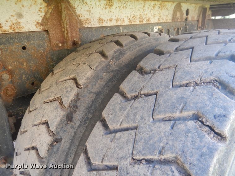 image for item FI9111 2011 Peterbilt 320  refuse truck