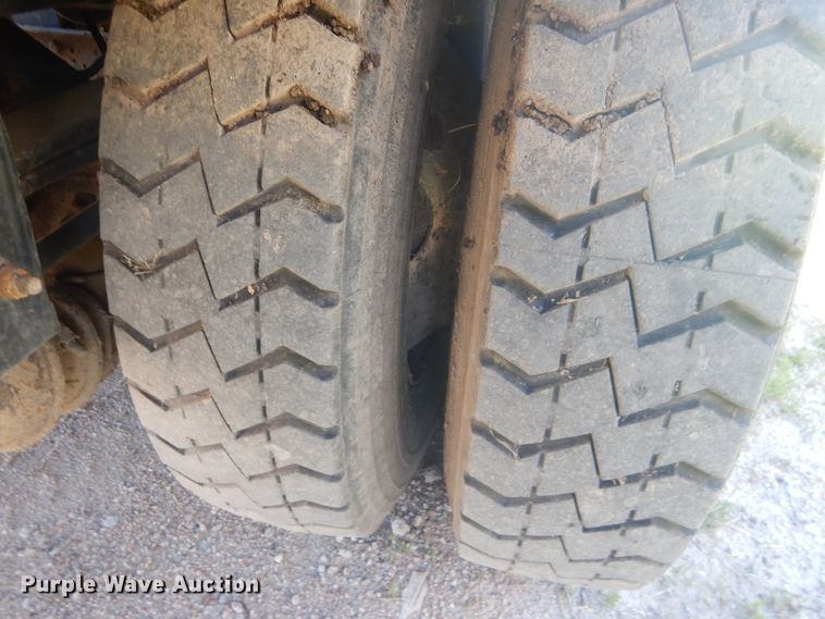 image for item FI9111 2011 Peterbilt 320  refuse truck