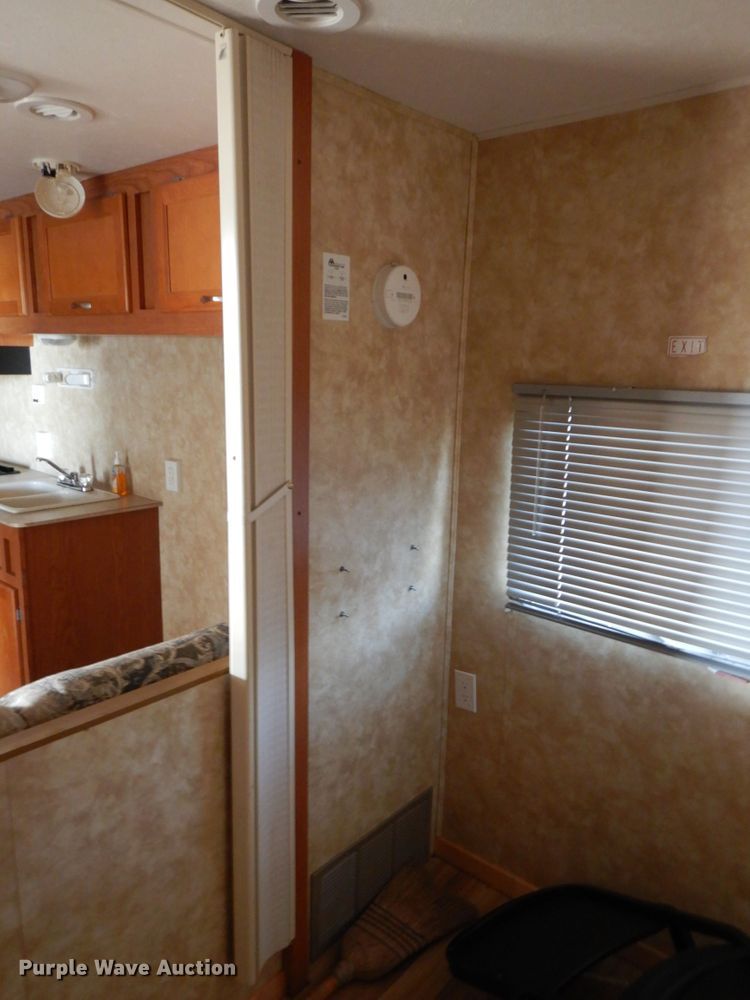 image for item HP9581 2006 Coachman  camper