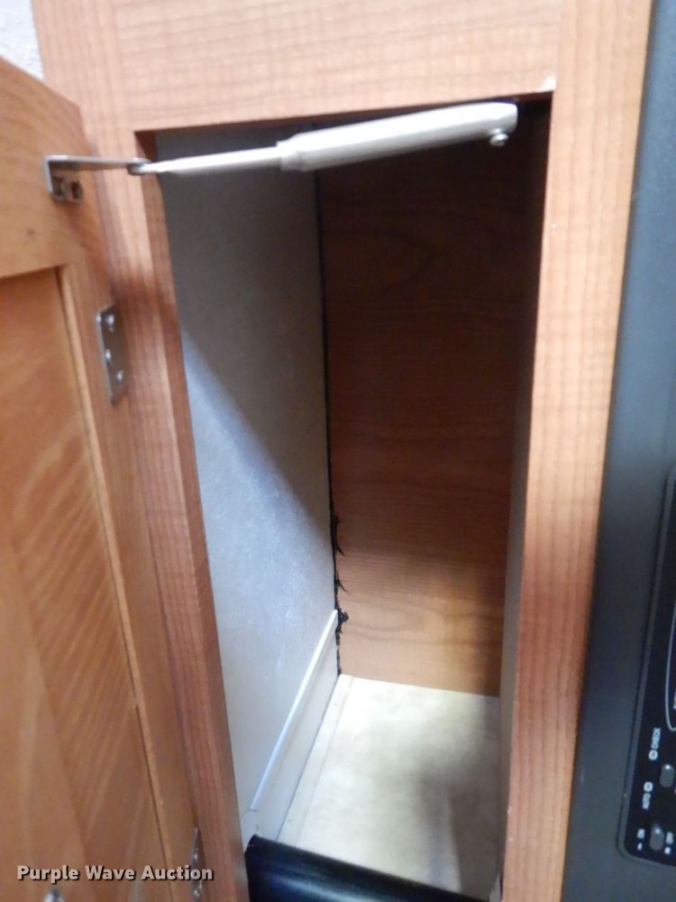 image for item HP9581 2006 Coachman  camper