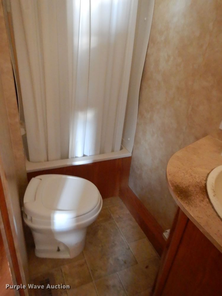 image for item HP9581 2006 Coachman  camper