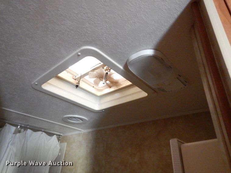 image for item HP9581 2006 Coachman  camper